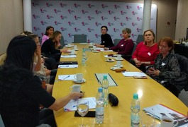 widok częściowo z tyłu , a częściowo z boku na dziewięciu uczestników superwizji, siedzących na krzesłach przy owalnym stole, Toruń, 24 listopada 2022 r.