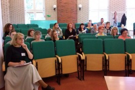 siedzący na krzesłach uczestnicy szkolenia - widok od przodu, fot. Biuro Wsparcia Rodziny i Przeciwdziałania Przemocy